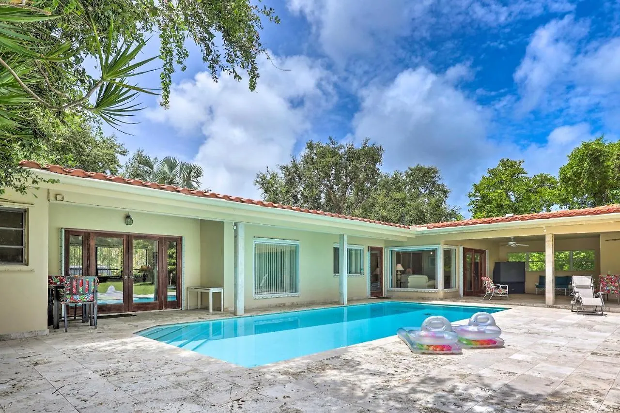 With Pool In Upscale Pinecrest Village Dom wakacyjny