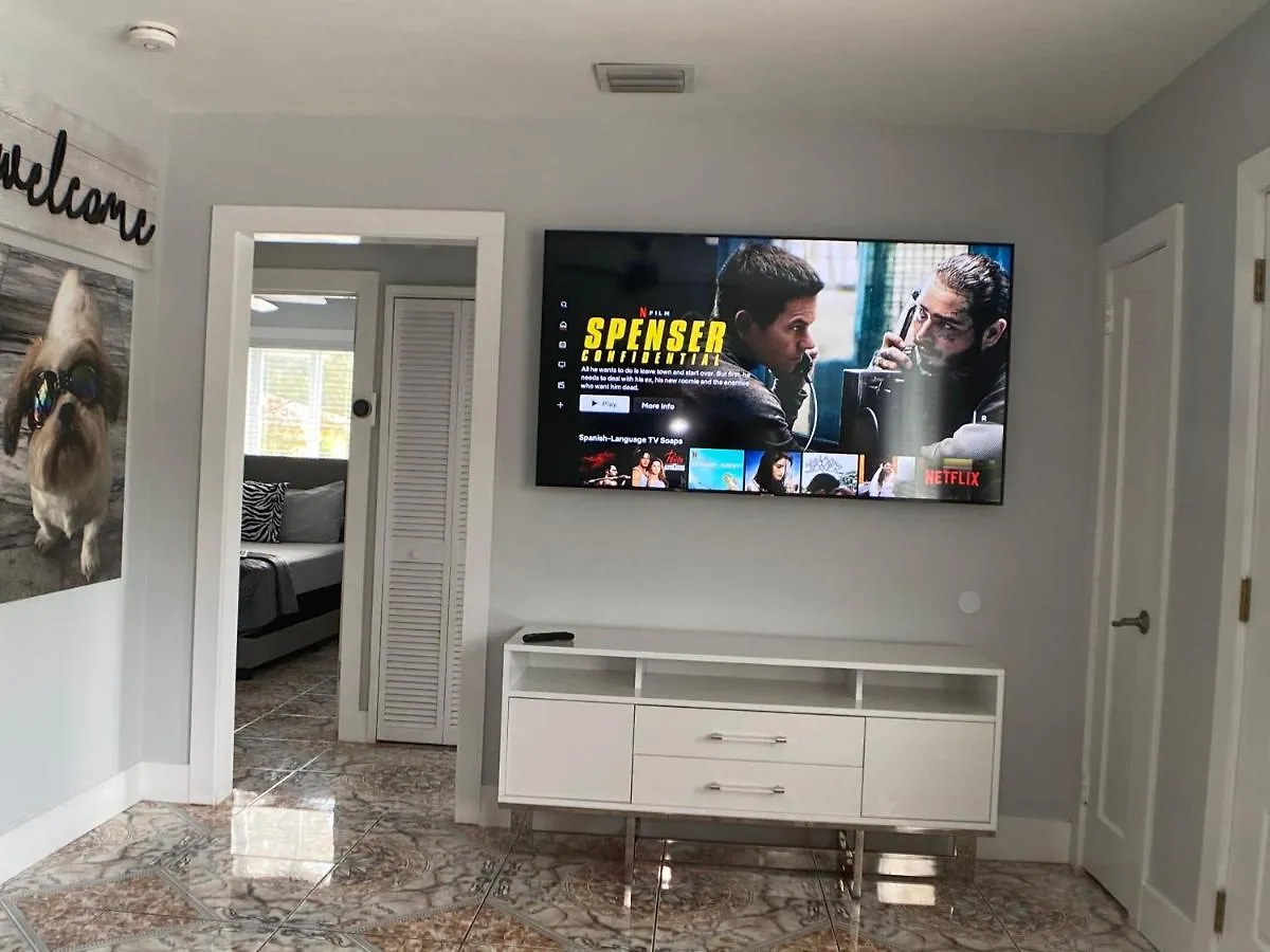 Main House 3 Bed 2 Bath & 1 Bed 1 Bath Holiday home Miami
