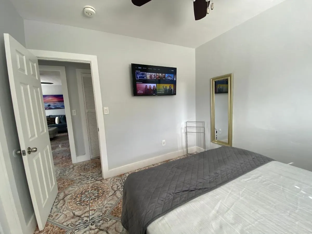 Main House 3 Bed 2 Bath & 1 Bed 1 Bath Holiday home Miami
