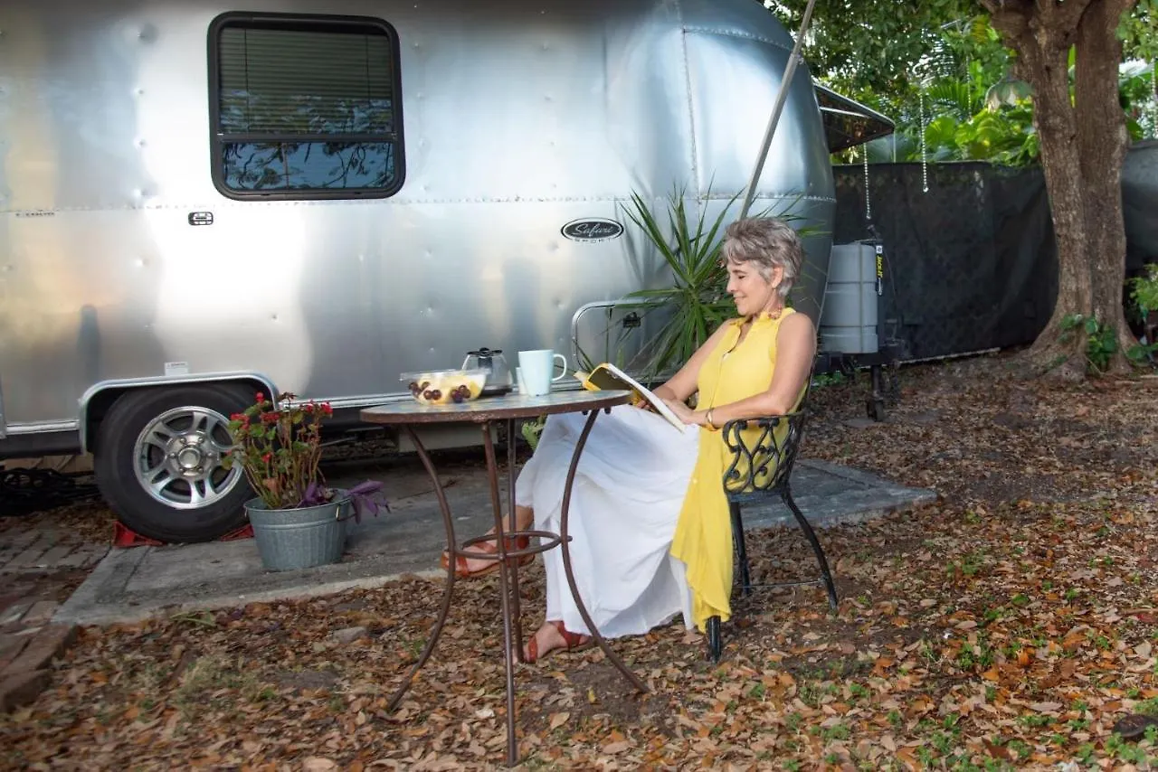 Airstream In The Center Of It 아파트 *