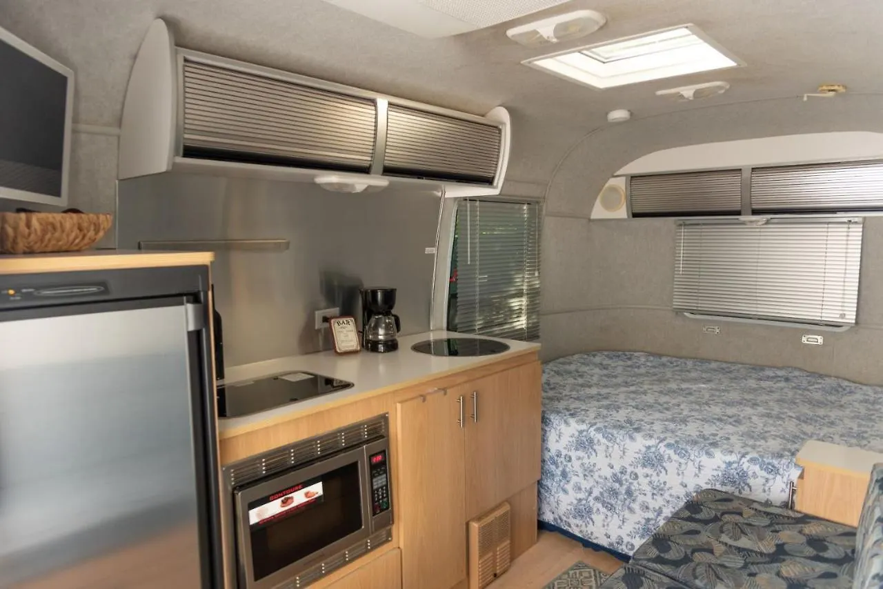 Airstream In The Center Of It 마이애미