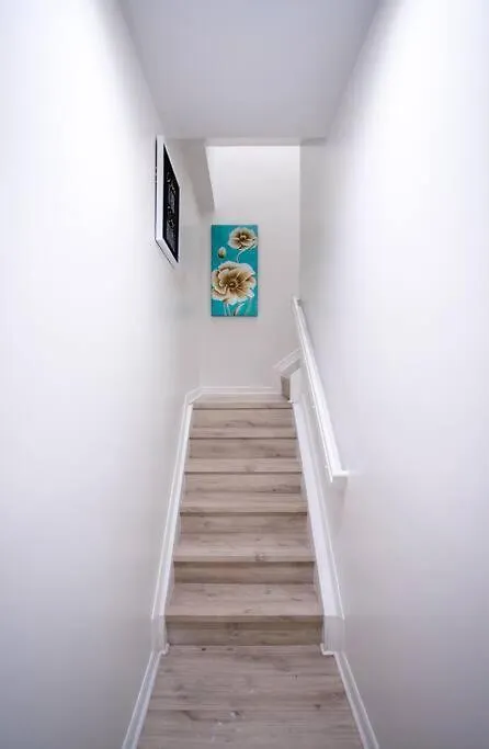 2/2.5 Apartment,7 Mins Airport, 20 Min Beach