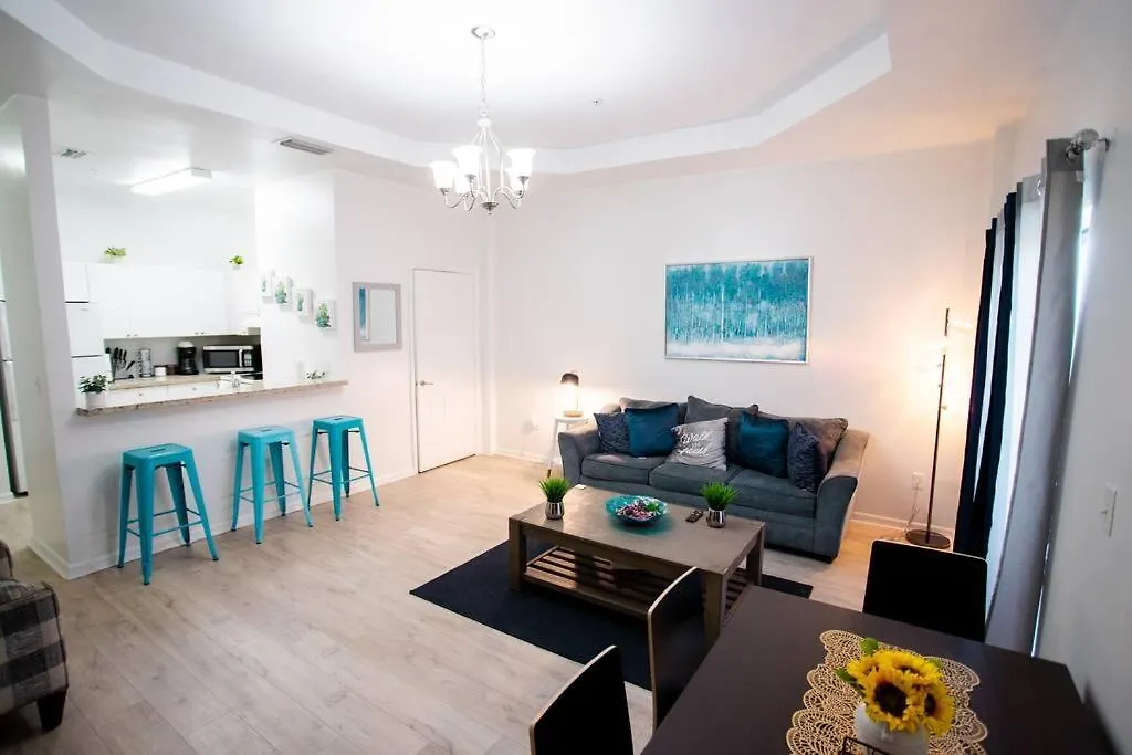 2/2.5 Apartment,7 Mins Airport, 20 Min Beach Daire