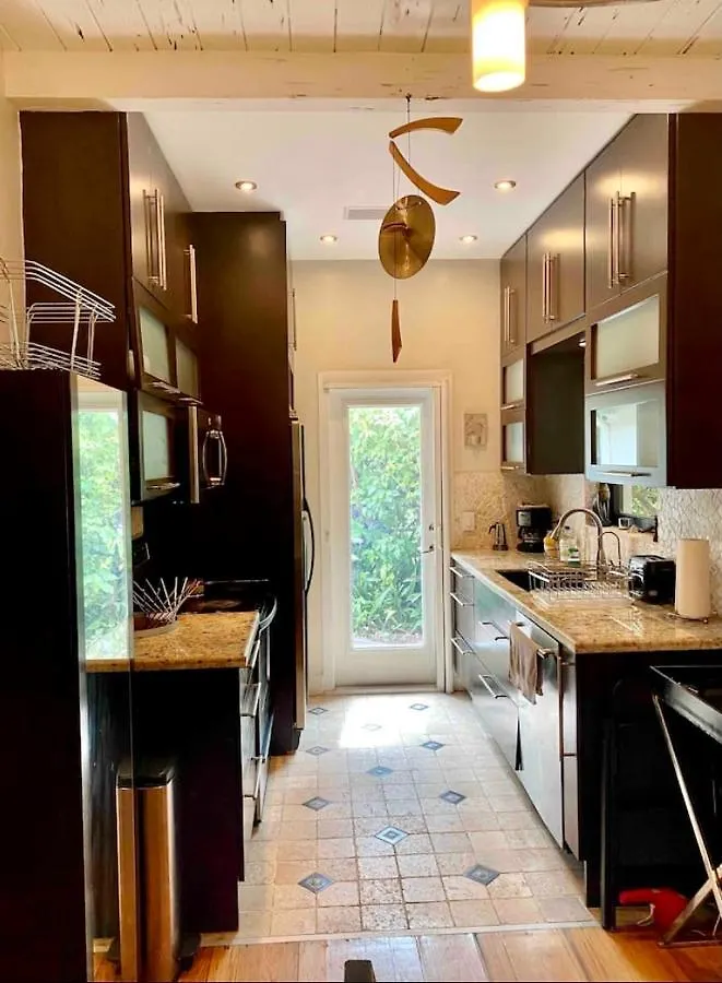 Сasa de vacaciones Entire Private Beautiful 2 Bedroom Den House With Gated Front&back Yard And Free Parking 10min Drive To Miami