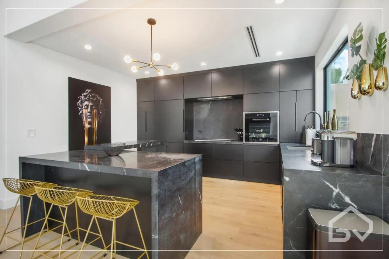 Noir Design District 4br & 2ba Sleeps 14 With Grill, Pool Table, Pool & Villa Miami