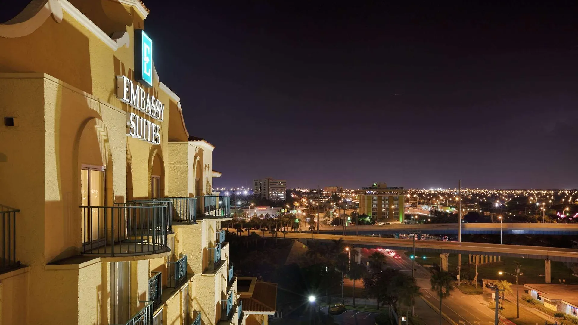 Embassy By Hilton International Airport מיאמי