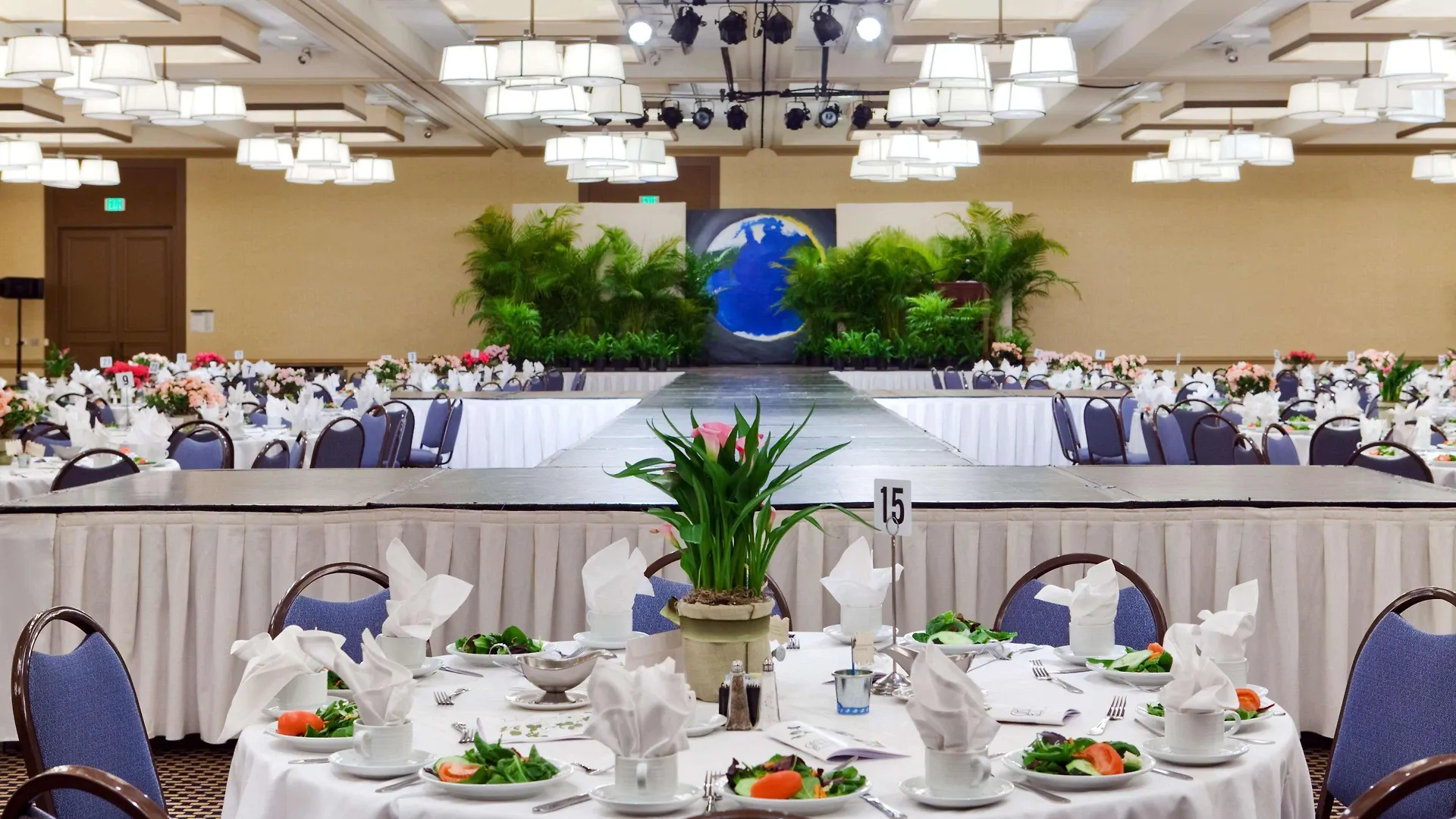 Otel Doubletree By Hilton Airport & Convention Center 4*