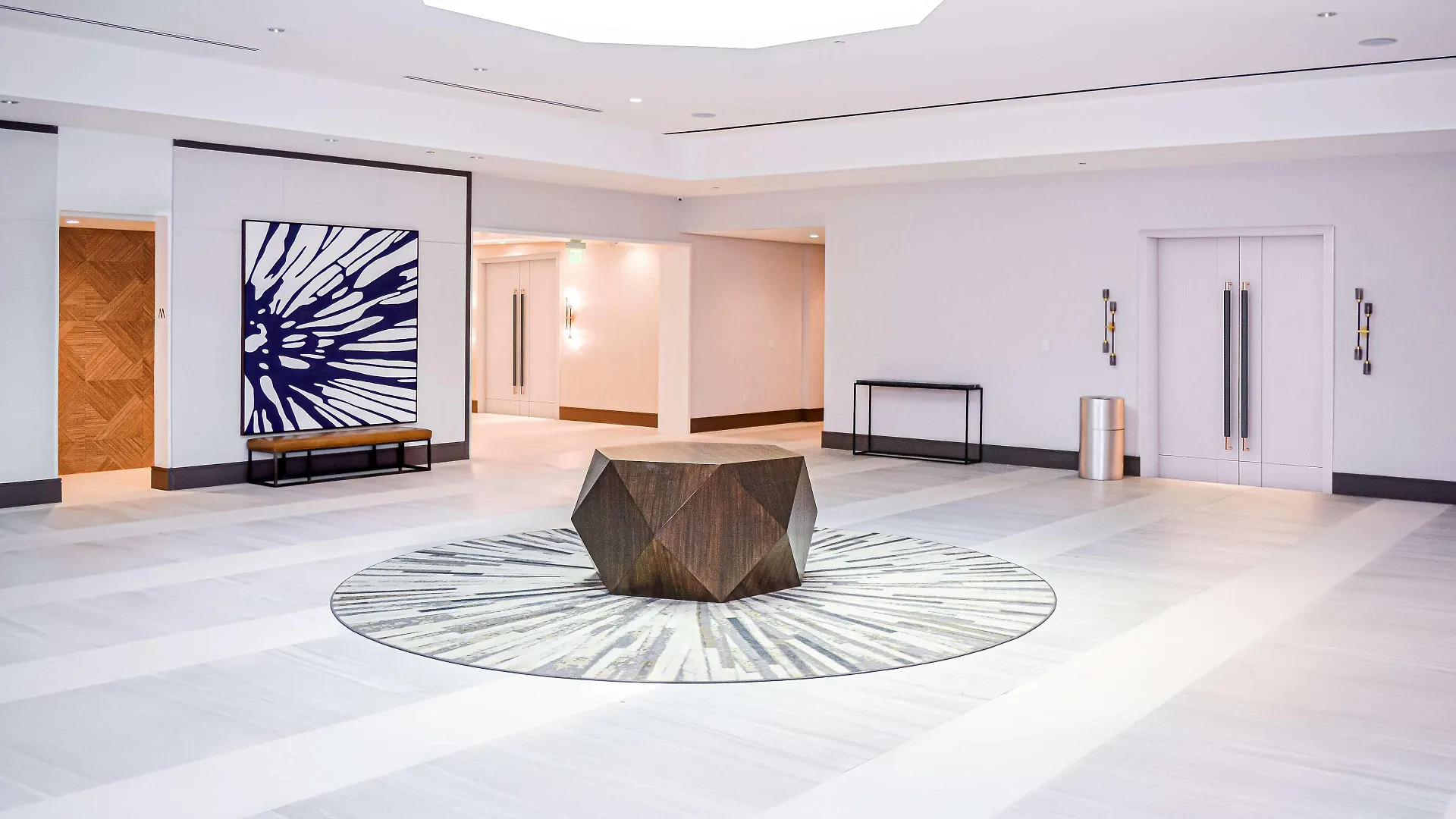 Otel Doubletree By Hilton Airport & Convention Center 4*