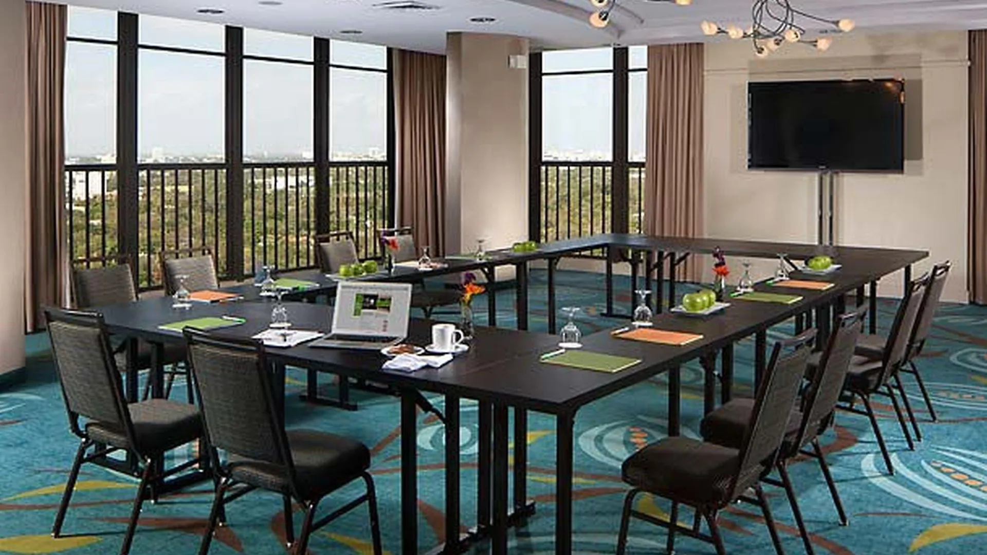Courtyard Coconut Grove Hotel 3*