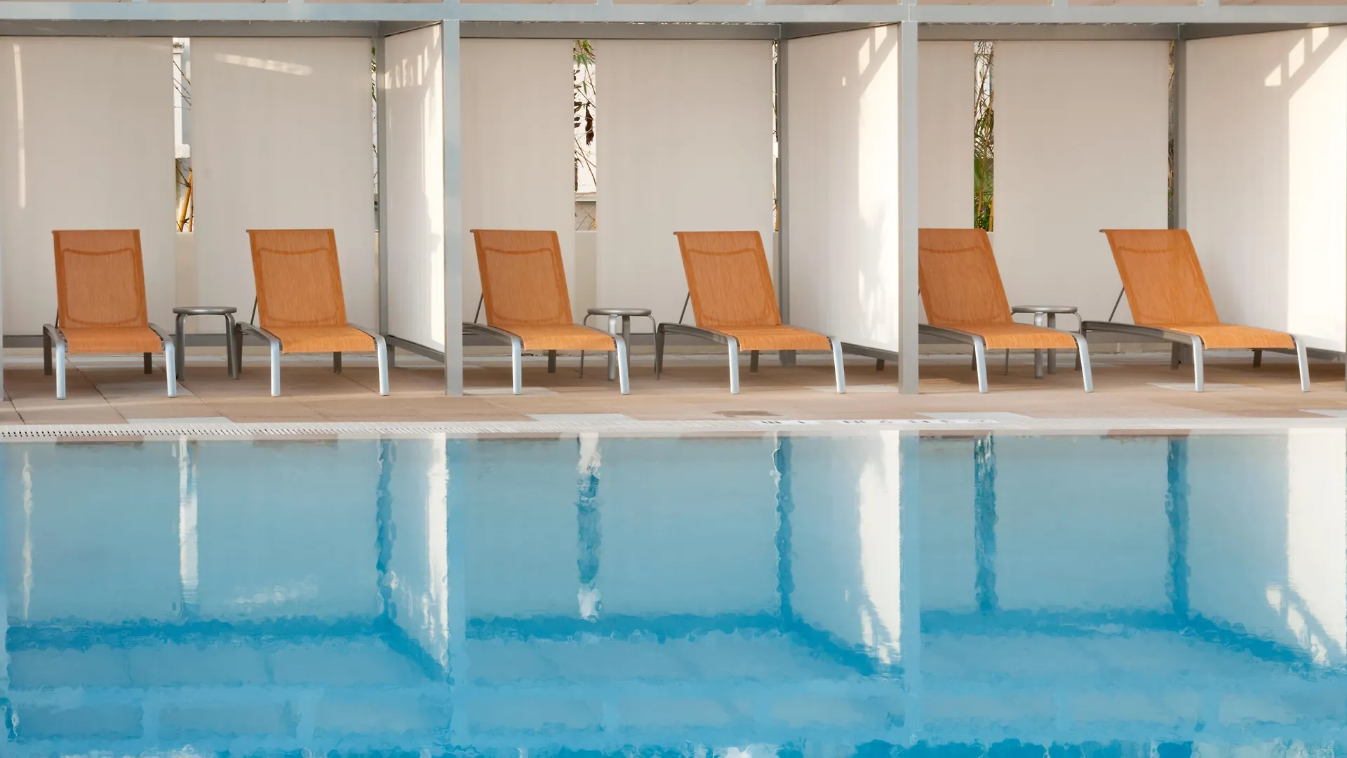 Courtyard Coconut Grove Hotel 3*