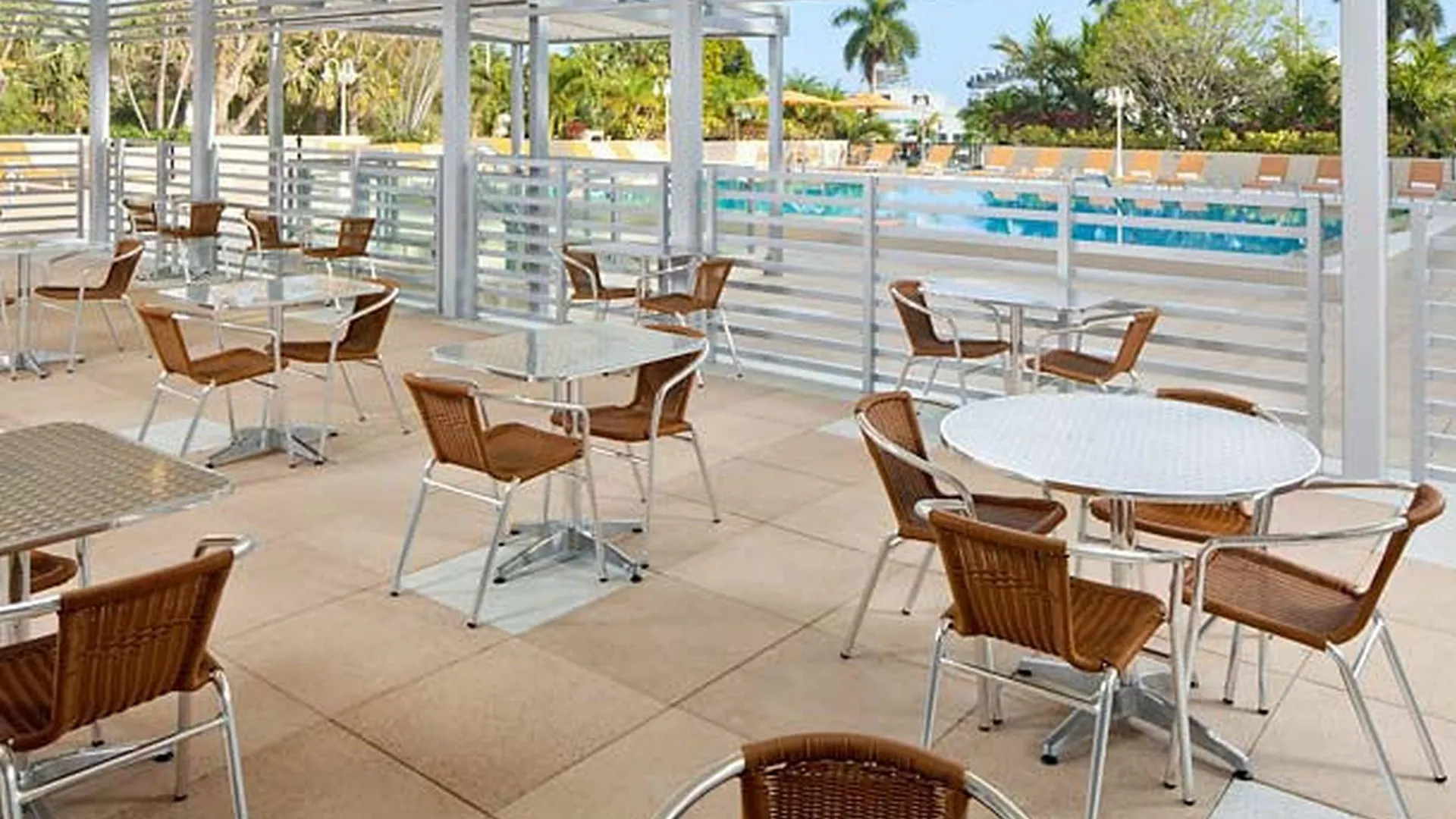 Hotel Courtyard Coconut Grove