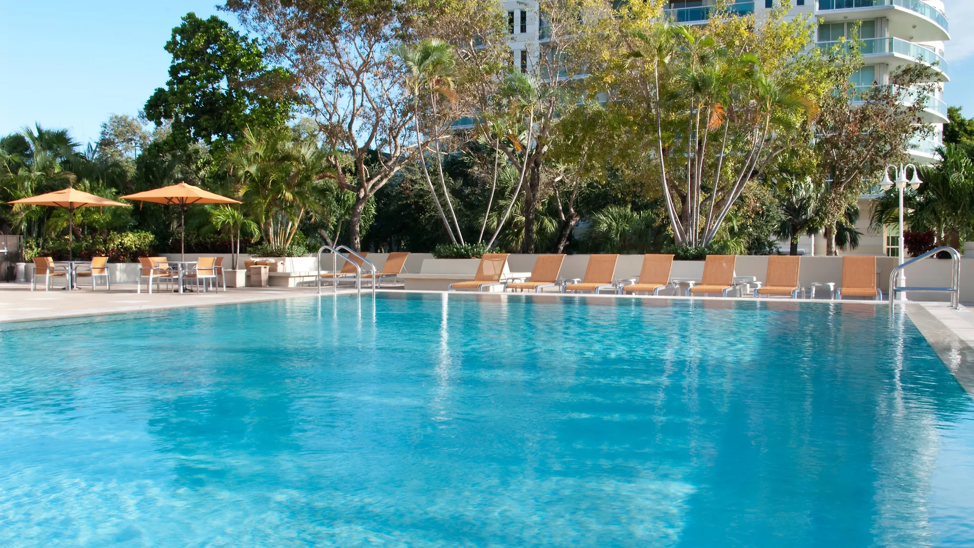 Courtyard Coconut Grove Hotel
