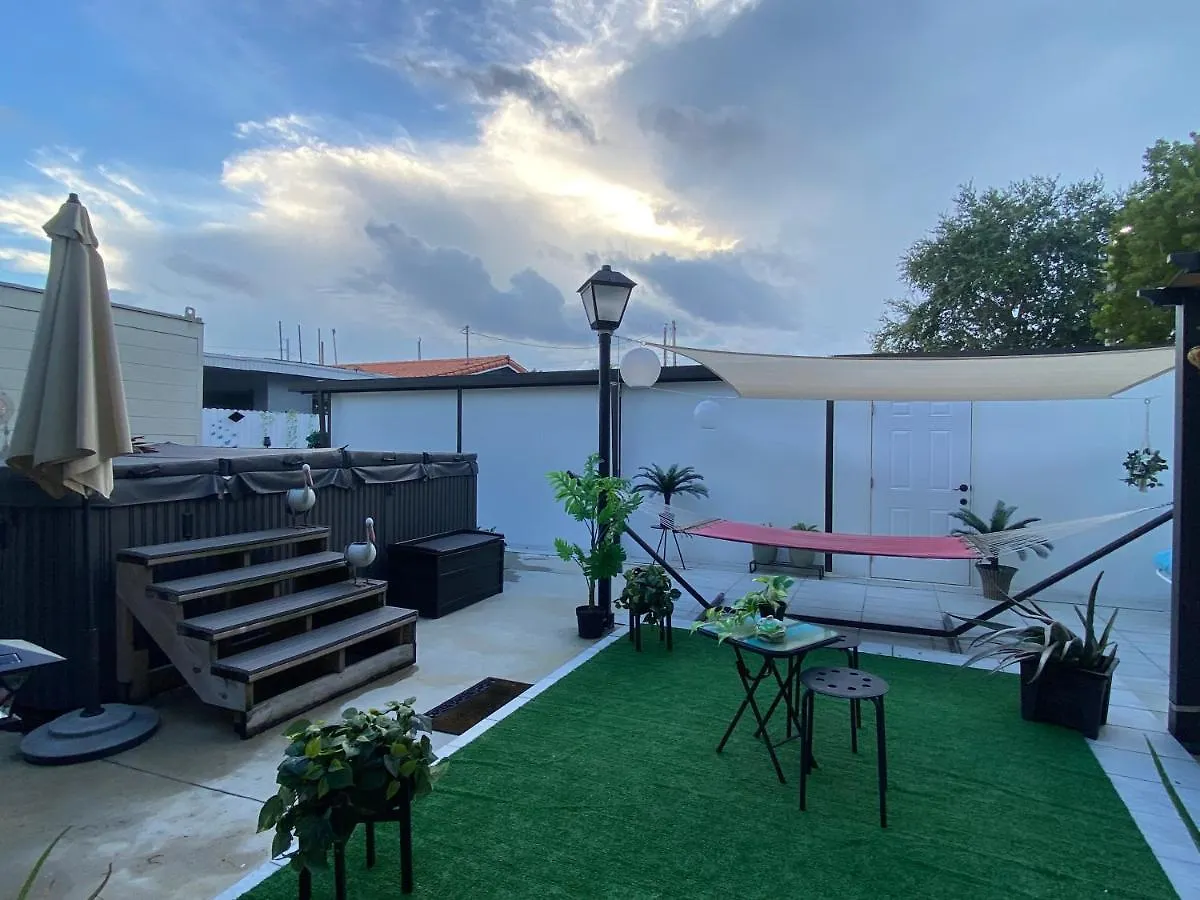 ベッド・アンド・ブレックファスト Tiny Place W Private Hot Jacuzzi 7 Min To International Airport