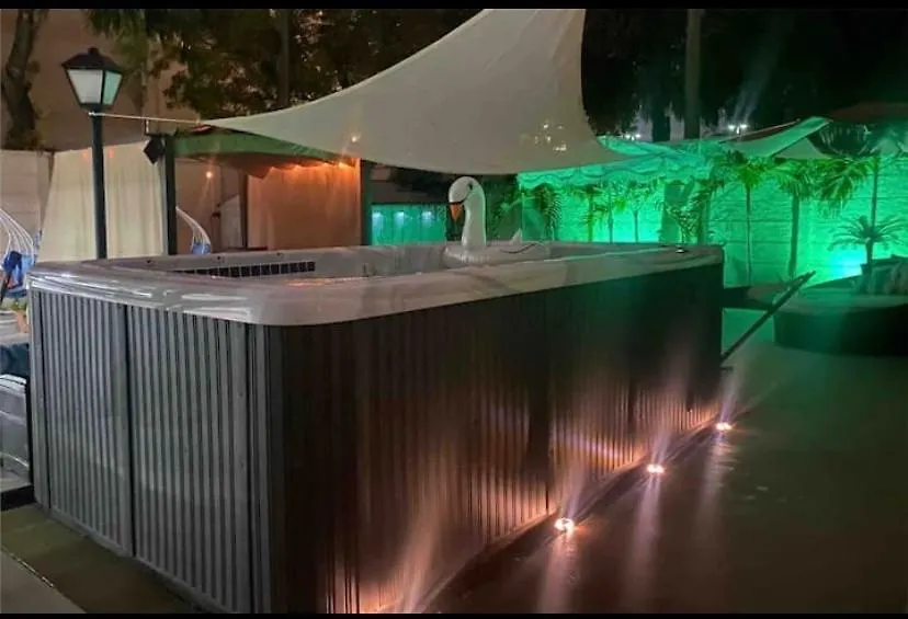 Tiny Place W Private Hot Jacuzzi 7 Min To International Airport ベッド・アンド・ブレックファスト *