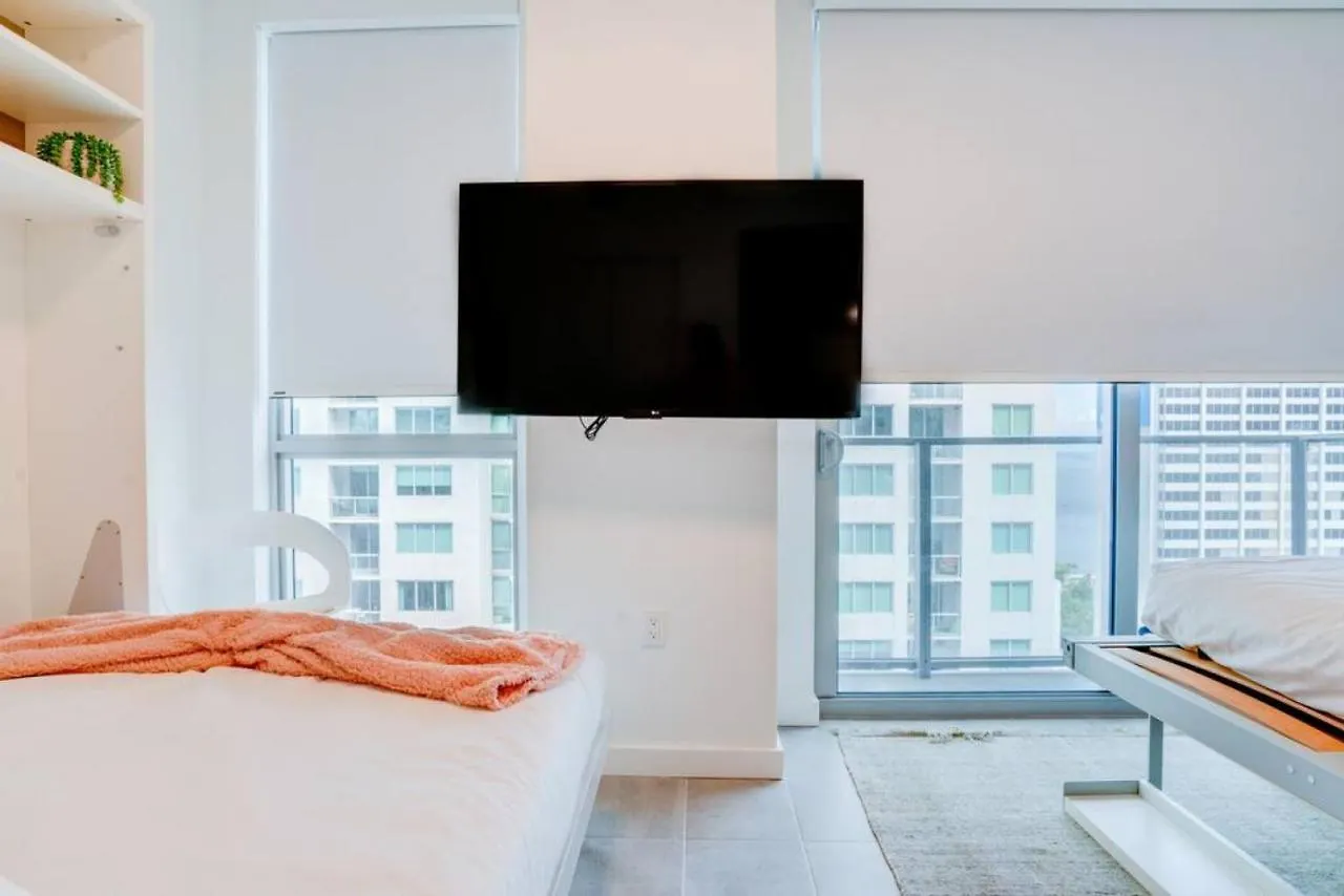Modern And Newly Built With Pool, Gym, And Restaurant Access *