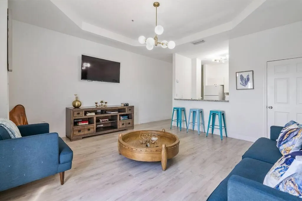 Near Airport 2 Story 2 Bedroom W/ Balcony 迈阿密
