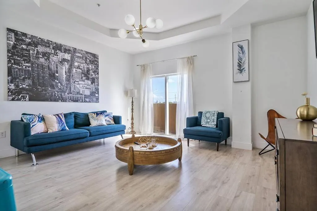Near Airport 2 Story 2 Bedroom W/ Balcony 迈阿密