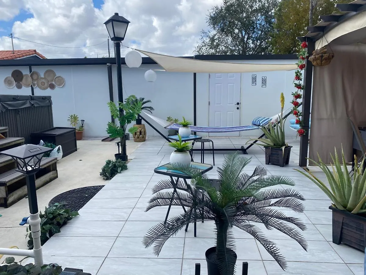 Tiny Place W Private Hot Jacuzzi 7 Min To International Airport * マイアミ
