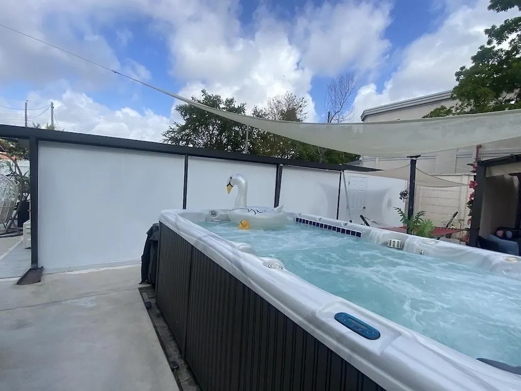 Tiny Place W Private Hot Jacuzzi 7 Min To International Airport * マイアミ