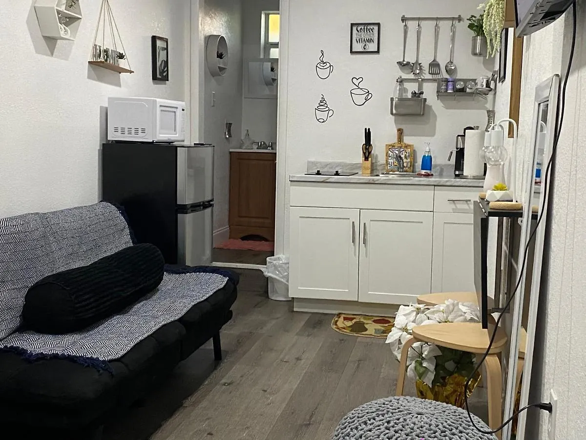 ベッド・アンド・ブレックファスト Tiny Place W Private Hot Jacuzzi 7 Min To International Airport