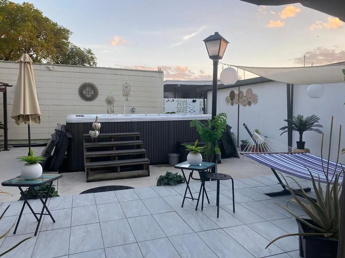 Tiny Place W Private Hot Jacuzzi 7 Min To International Airport マイアミ