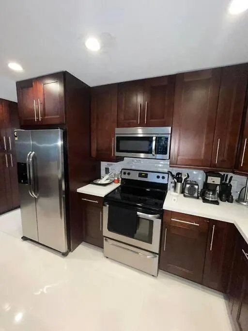 Modern Oversized 3 Bedroom In Location *