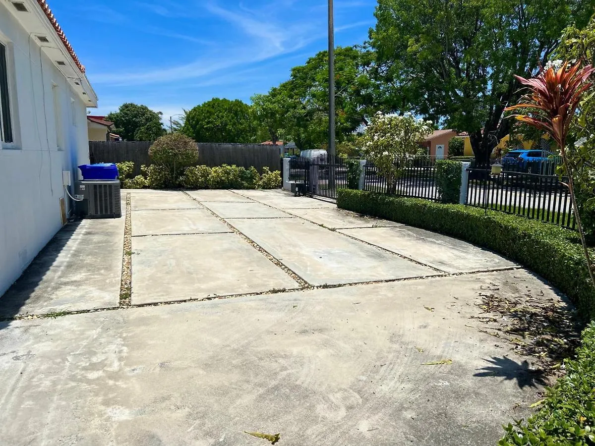 Main House 3 Bed 2 Bath & 1 Bed 1 Bath Miami