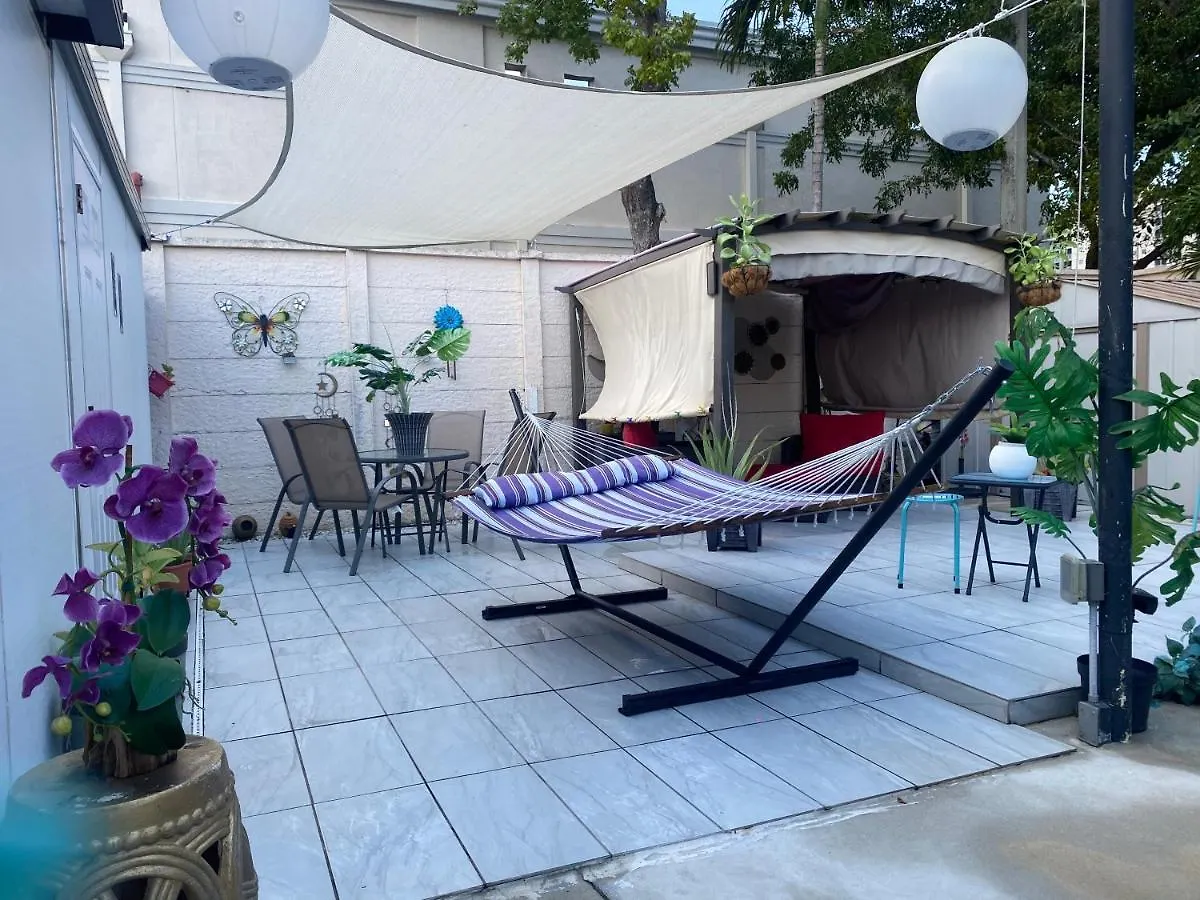 ベッド・アンド・ブレックファスト Tiny Place W Private Hot Jacuzzi 7 Min To International Airport *