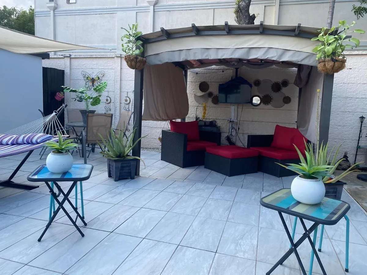 Tiny Place W Private Hot Jacuzzi 7 Min To International Airport ベッド・アンド・ブレックファスト *