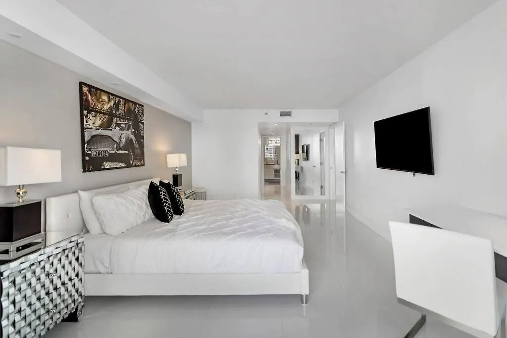 Obsession! Water & Park Views Apartment