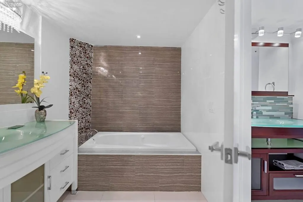 Obsession! Water & Park Views Apartment