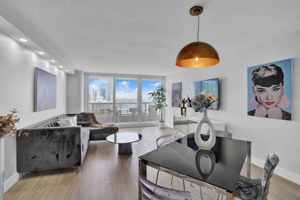 Big Energy! Water Views And Newly Renovated! מיאמי