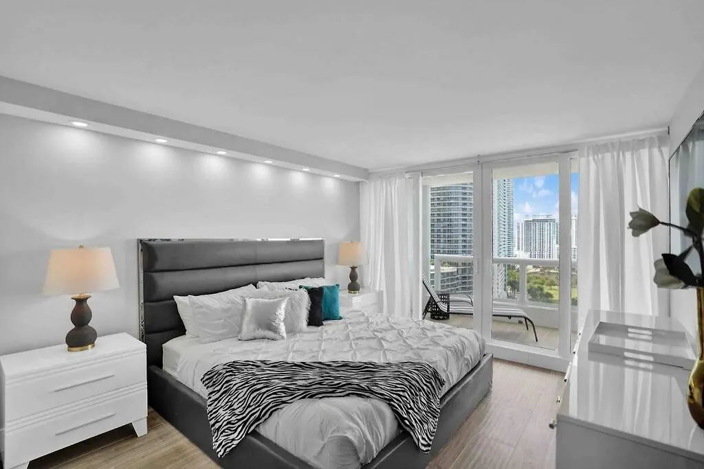Big Energy! Water Views And Newly Renovated! * מיאמי