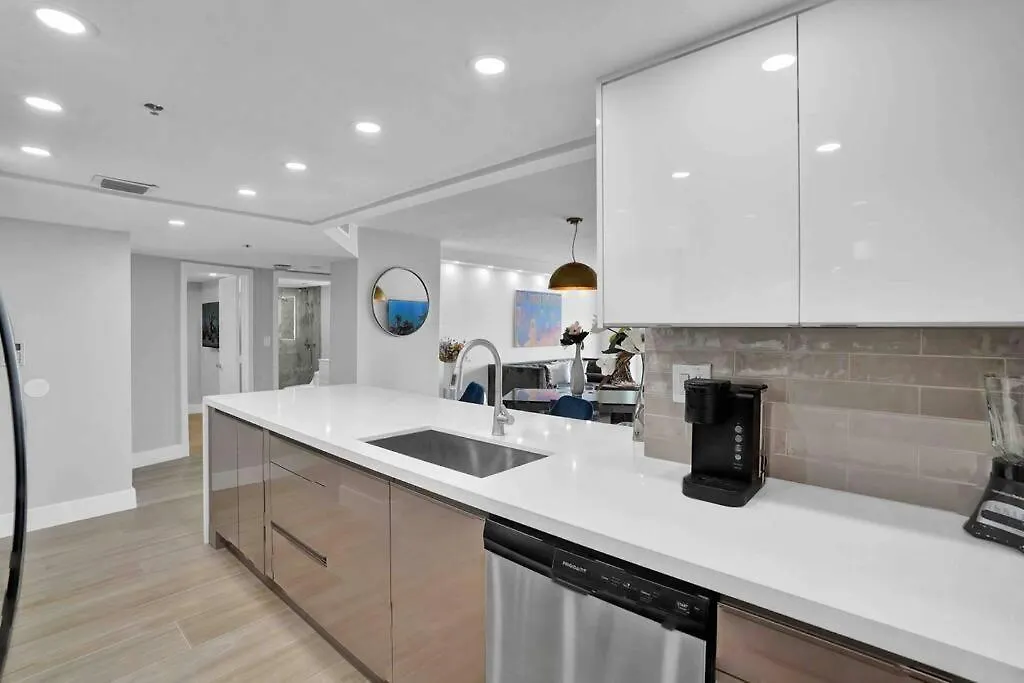 Big Energy! Water Views And Newly Renovated! דירה *