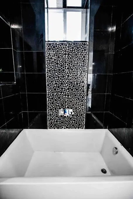 Exquisite Luxe 3 Bed With Hot Tub! Villa