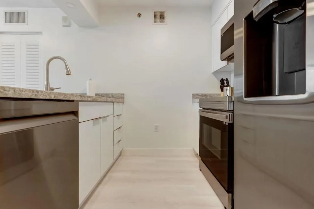 Newly-renovated Corner 3br With Balcony And Pool Μαϊάμι