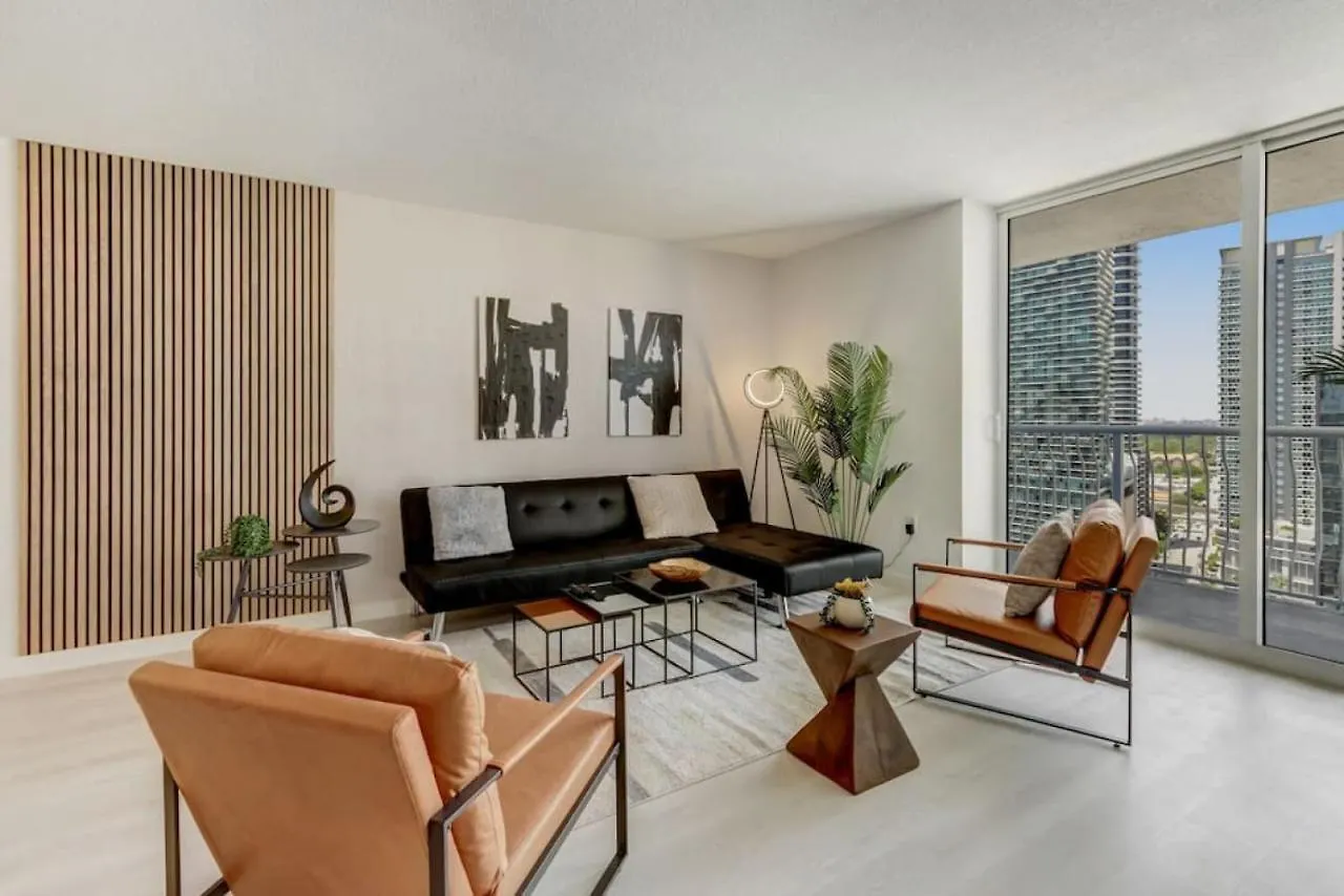 Newly-renovated Corner 3br With Balcony And Pool * Μαϊάμι