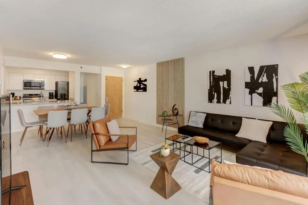 Newly-renovated Corner 3br With Balcony And Pool * Μαϊάμι