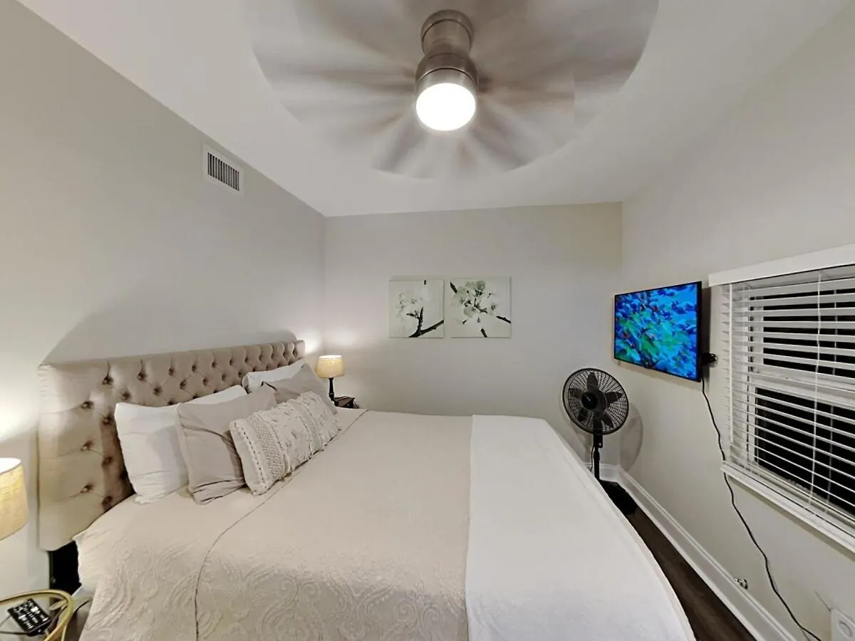 Townhouse With Patio, Gazebo, Free Parking, Centrally Located Σπίτι διακοπών *