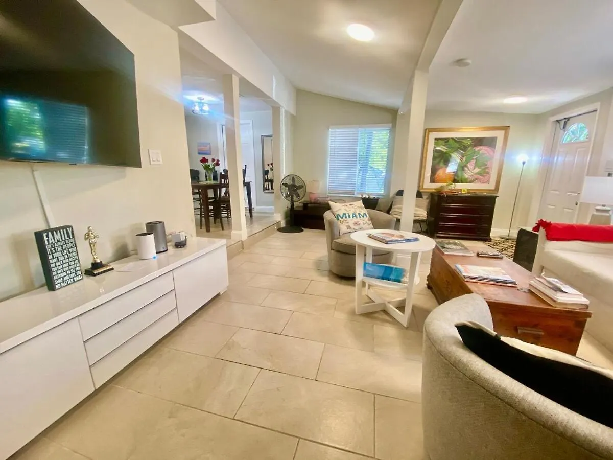 Townhouse With Patio, Gazebo, Free Parking, Centrally Located * Μαϊάμι
