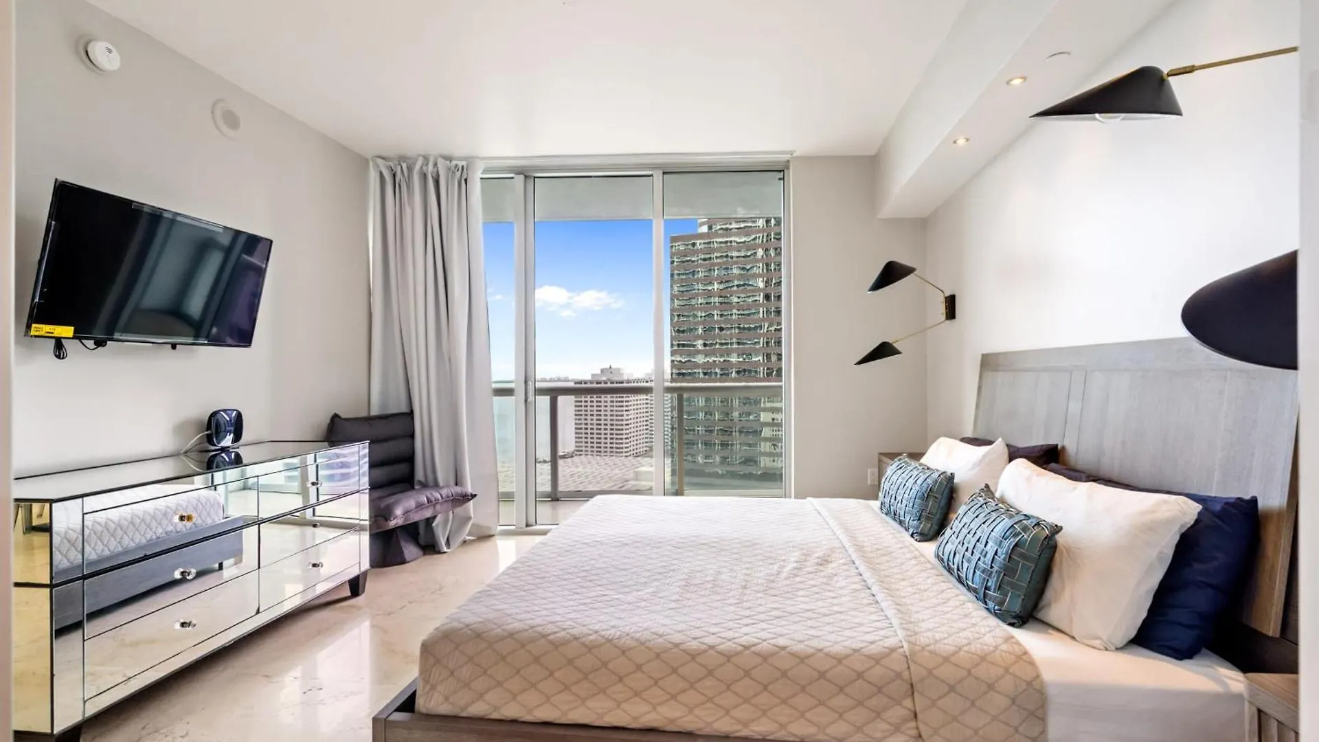 Luxury 2 Bd Free Pool + Gym + Miami