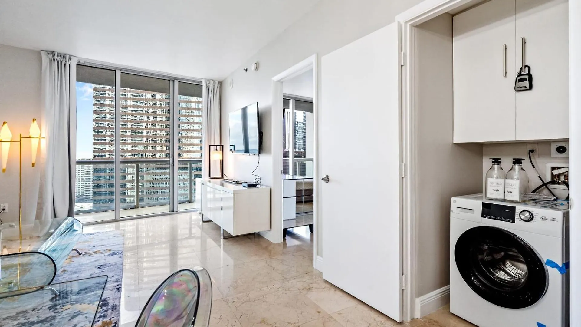 Luxury 2 Bd Free Pool + Gym + Miami