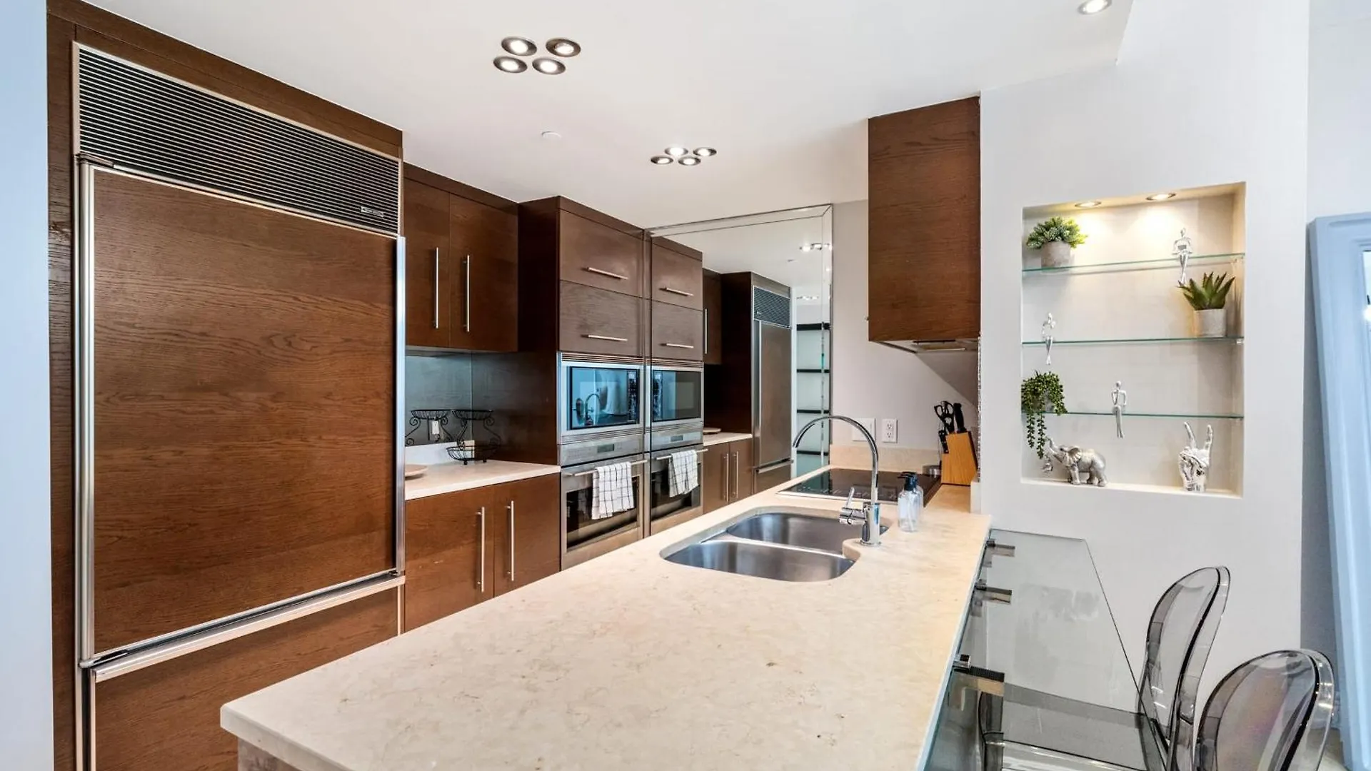 Luxury 2 Bd Free Pool + Gym + Holiday home