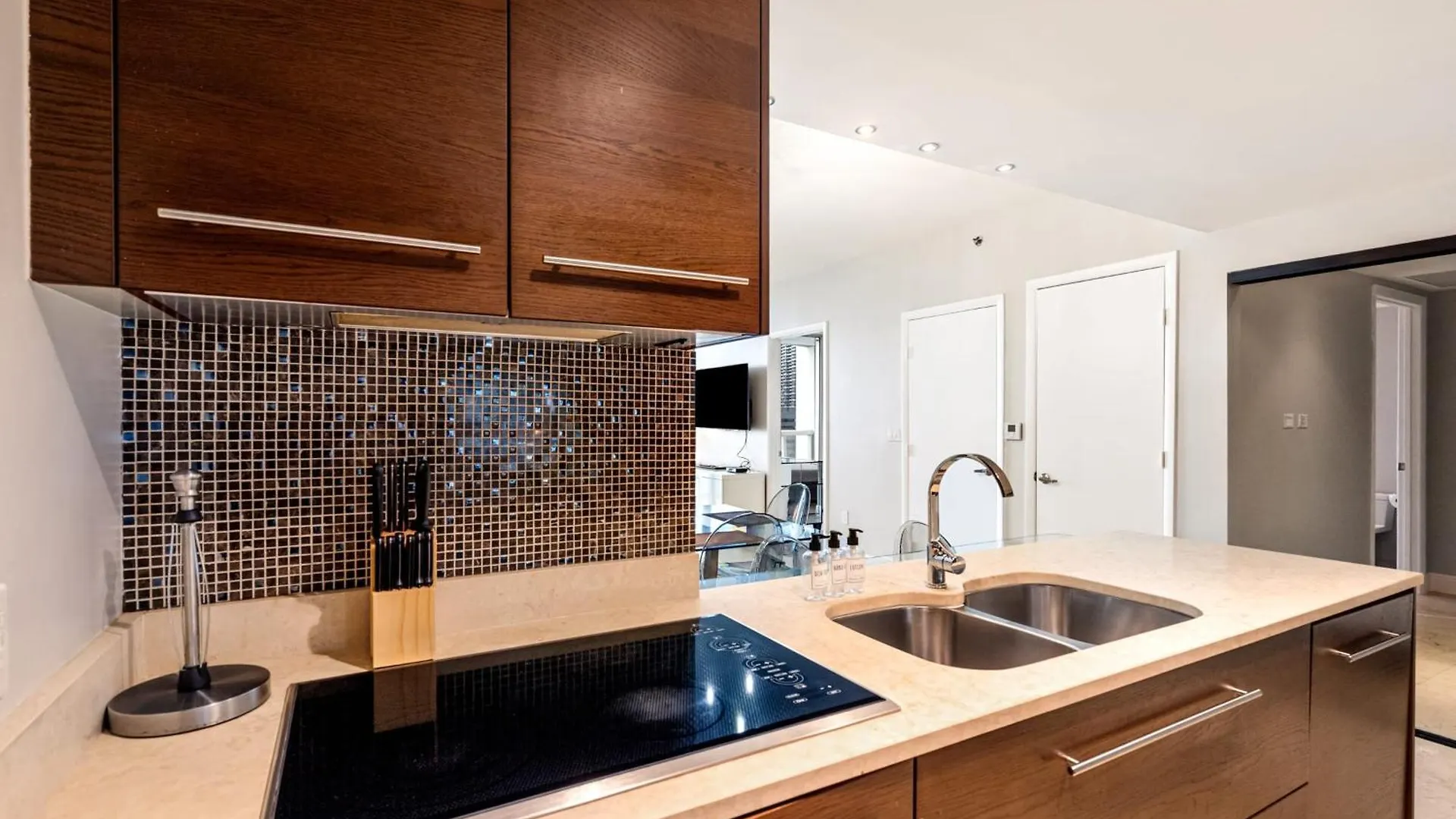 Luxury 2 Bd Free Pool + Gym + * Miami