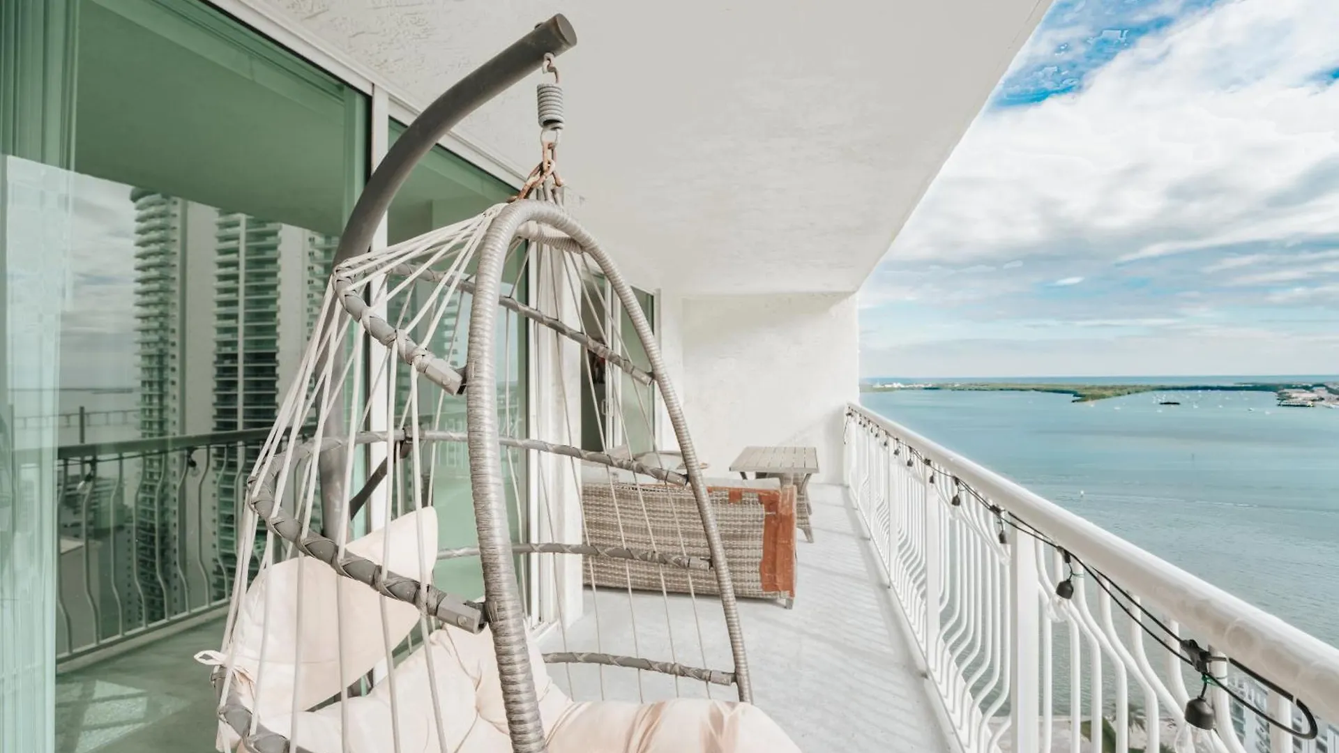 Bay Front Highrise Oasis In Brickell