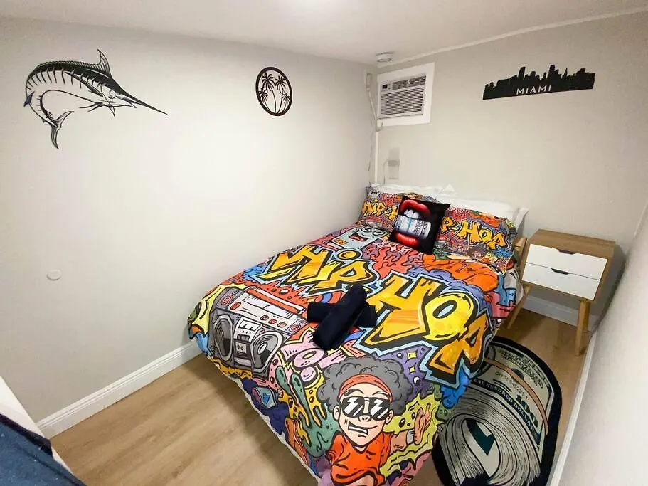 Unique Art Escape W/ Hottub, Arcade & Murals