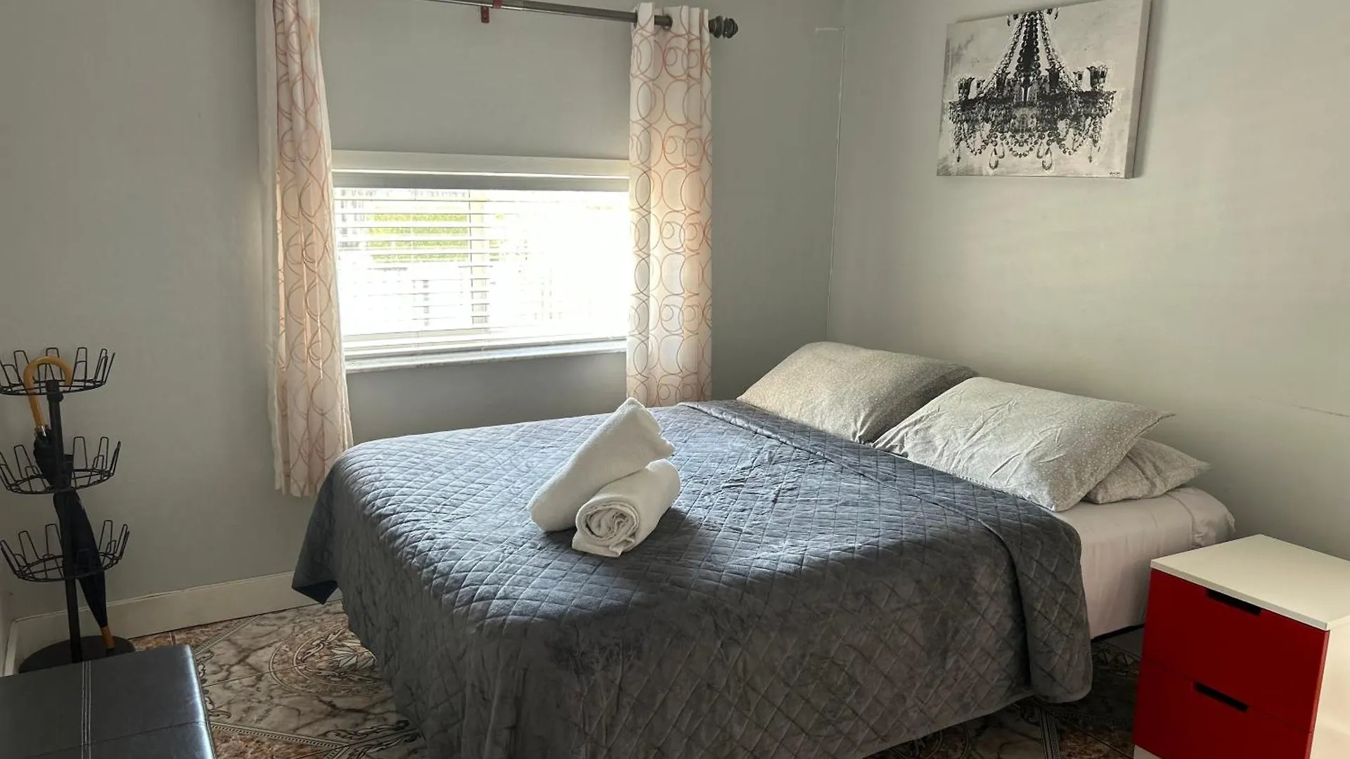 Main House 3 Bed 2 Bath & 1 Bed 1 Bath *