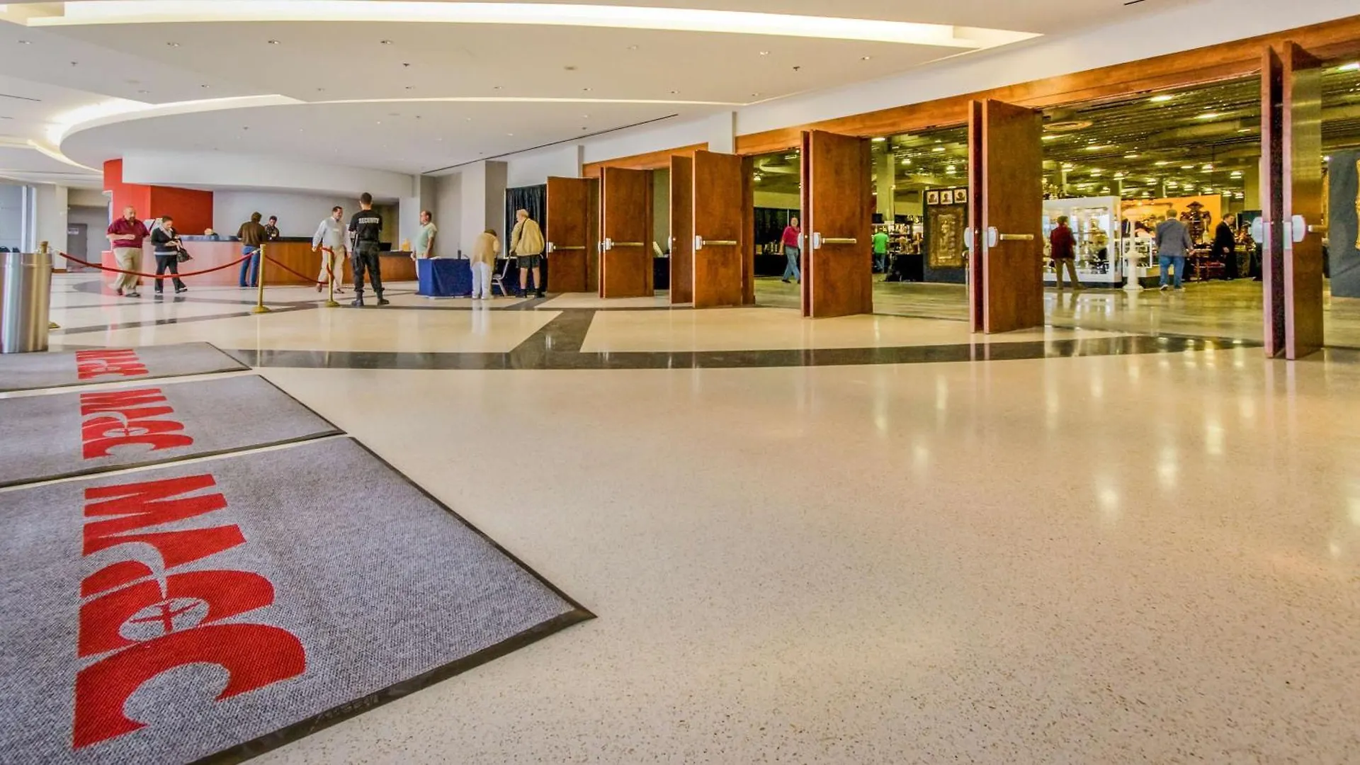 Otel Doubletree By Hilton Airport & Convention Center 4*