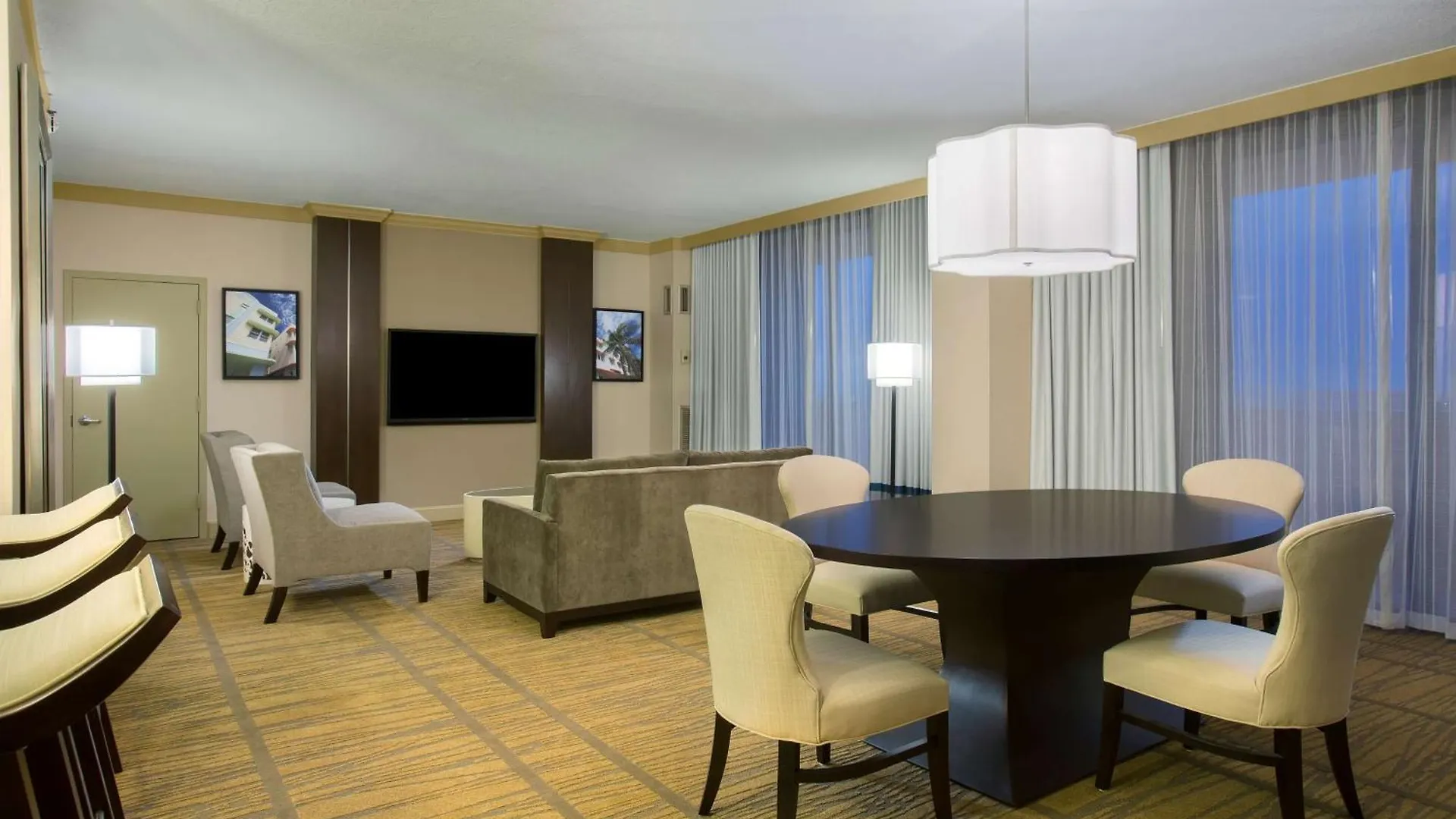 Doubletree By Hilton Airport & Convention Center 4*