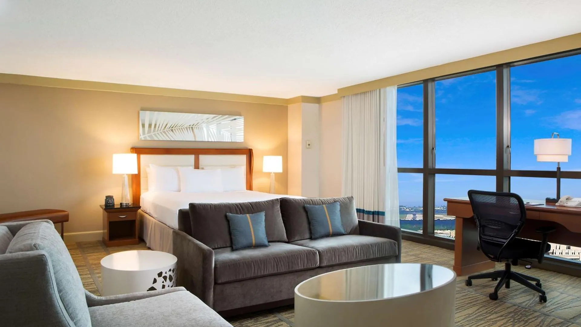 Doubletree By Hilton Airport & Convention Center Otel 4*